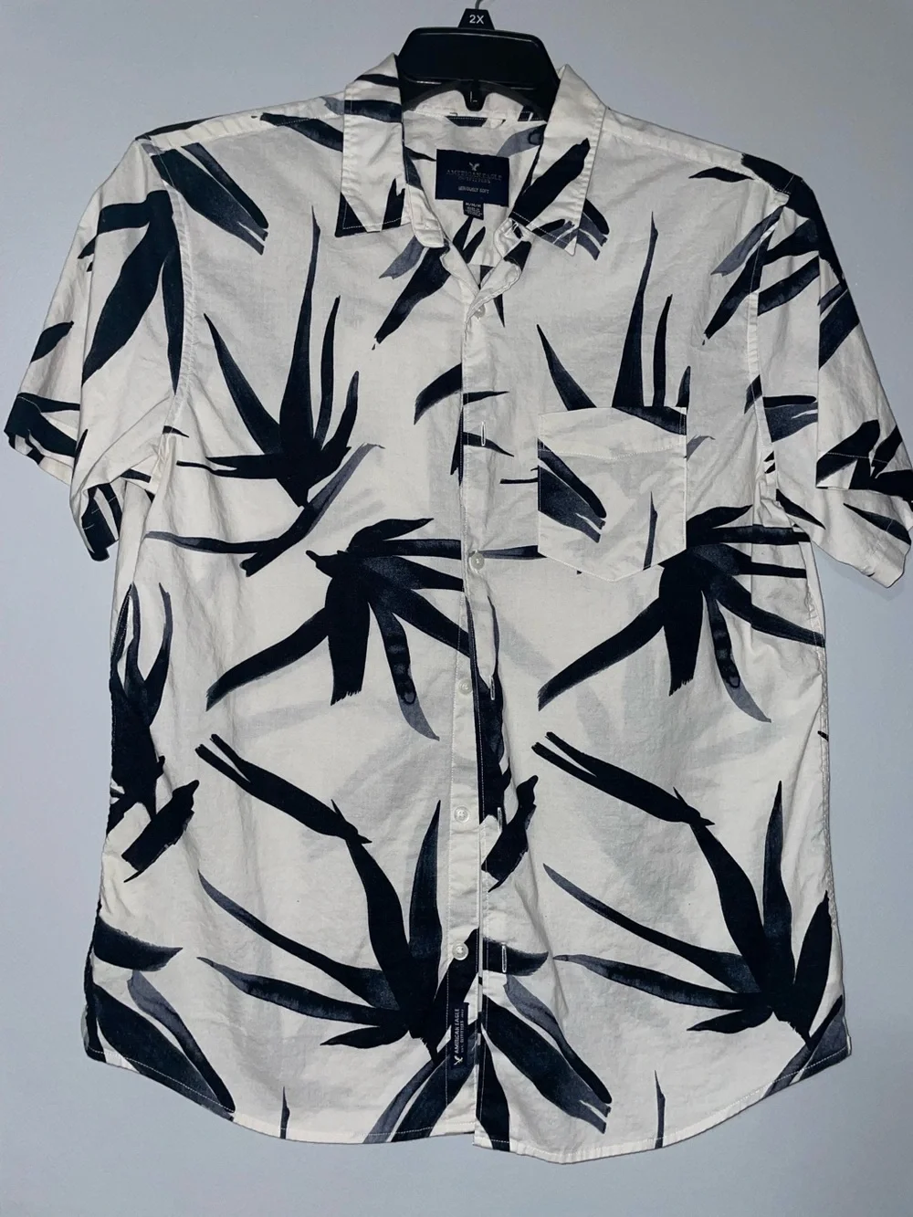 🦅American Eagle Outfitters White & Black Tropical Button-Down Shirt